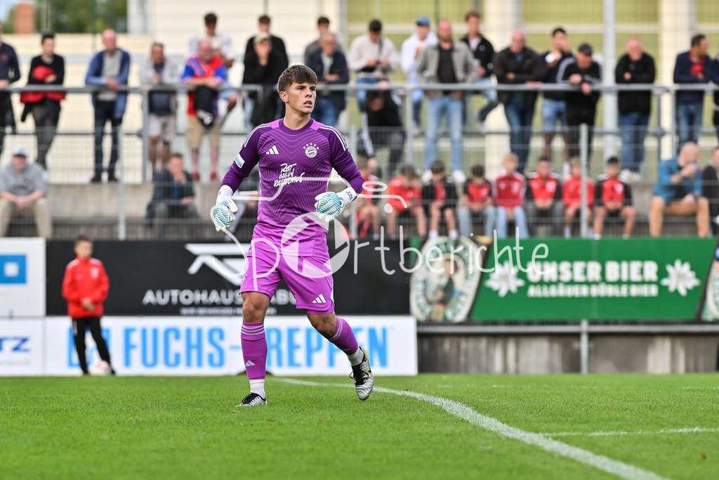 FC Memmingen - FC Bayern Amateure | im Bild Jannis BAERTL (FC Bayern München II #18) / Einzelfoto / Freisteller / Regionalliga Bayern: FC Memmingen - FC Bayern München II; Arena Memmigen am 29.08.2025