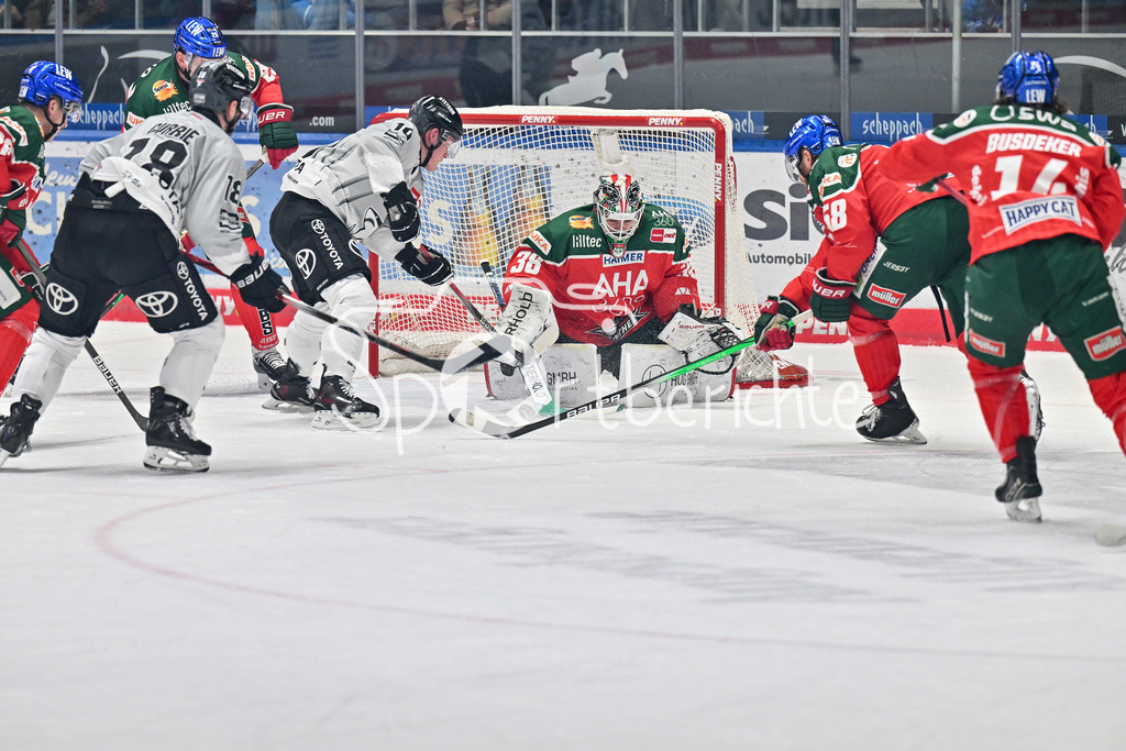 Augsburger Panther - Kölner Haie | in letzter Sekunde kann Strauss MANN (Augsburger Panther #38) vor Justin SCHUETZ (Koelner Haie #10) klaeren / DEL: Augsburger Panther - Koelner Haie, Curt Frenzel Stadion am 02.03.2025