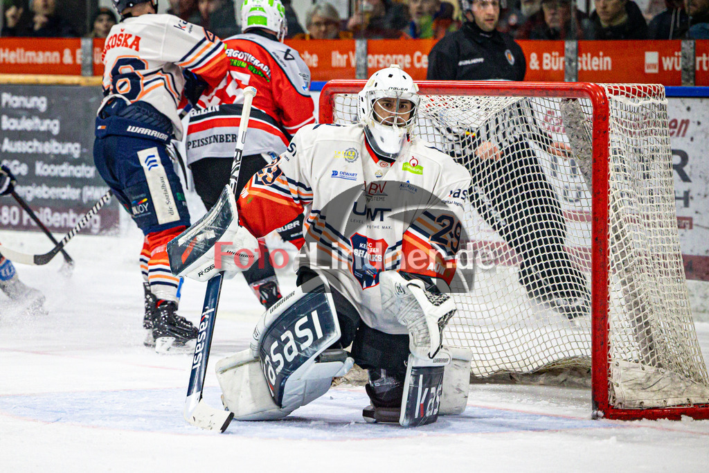 TSV Peißenberg MINERS gegen ESC Kempten SHARKS | Eishockey Bayernliga Herren Pre-Playoffs 2024/25, TSV Peißenberg MINERS gegen ESC Kempten SHARKS, 20250131,Danny SCHUBERT (SHARKS Goalie 29) in Aktion,2025-01-31 in Peißenberg (Eisstadion Peißenberg)Danny SCHUBERT (SHARKS Goalie 29)Copyright: WolfgangxLindner foto-lindner.de