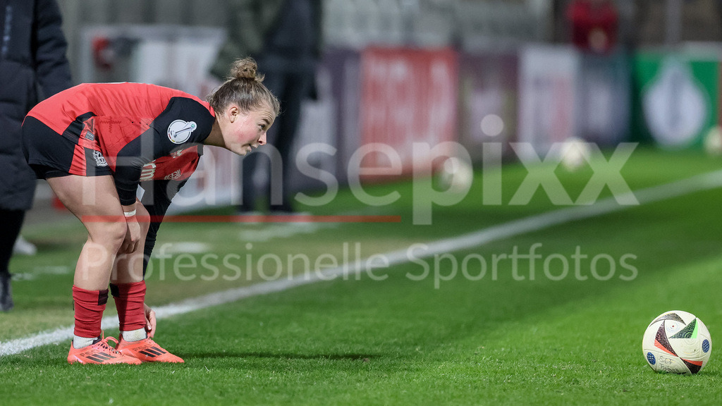 Fussball, DFB-Pokal Frauen, Bayer 04 Leverkusen - SV Werder Bremen | v.li.: Kristin Kögel (Bayer 04 Leverkusen, 11) bereitet sich auf einen Freistoß vor, DIE DFB-RICHTLINIEN UNTERSAGEN JEGLICHE NUTZUNG VON FOTOS ALS SEQUENZBILDER UND/ODER VIDEOÄHNLICHE FOTOSTRECKEN. DFB REGULATIONS PROHIBIT ANY USE OF PHOTOGRAPHS AS IMAGE SEQUENCES AND/OR QUASI-VIDEO.