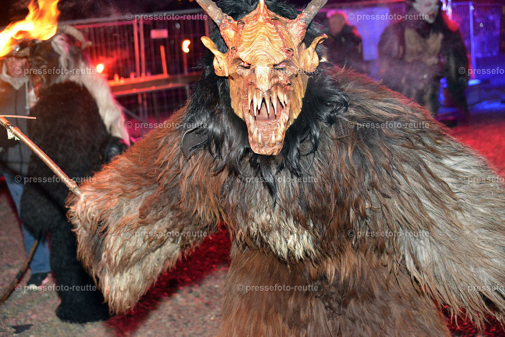 news-2022-Dez03-Krampusumzug-Reutte-WTV_5969 | Info aus dem Bezirk Reutte/Ausserfern Tirol sowie eine umfangreiche Bilddatenbank über die gesamte Region: Lechtal, Talkessel Reutte, Tannheimertal, Zwischentoren. Lech, Plansee, Zugspitze, Grenztunnel, B179, Fernpassstraße, Verkehr, Lawinen, Tradition, - Realisiert mit Pictrs.com