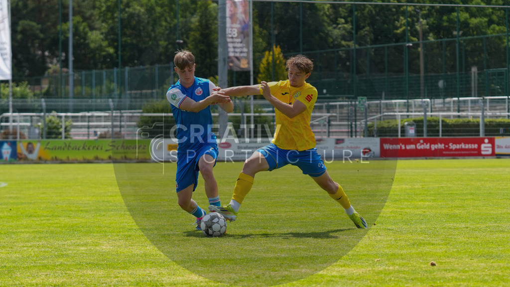 Fußball, Herren, Saison 2025/2026, 3. Luckenwalder Turmpokal, Werner-Seelenbinder-Stadion Luckenwalde, Spiel: FSV 63 Luckenwalde vs. F.C. Hansa Rostock U19,  | Fußball, Herren, Saison 2025/2026, 3. Luckenwalder Turmpokal, Werner-Seelenbinder-Stadion Luckenwalde, Spiel: FSV 63 Luckenwalde vs. F.C. Hansa Rostock U19, Im Bild: Tom Bader (l. Hansa U19) und Remo Merke (r. Luckenwalde) - Realisiert mit Pictrs.com