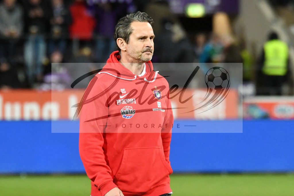 20200221_OSNAUE_0015 | Fussball, Herren: Trainer Dirk Schuster (Erzgebirge Aue) schaut bei dem Spiel der 2. Bundesliga zwischen VfL Osnabrueck und FC Erzgebirge Aue im Stadion an der Bremer Bruecke am 21.02.2020 in Osnabrueck, Deutschland.DFB / DFL REGULATIONS PROHIBIT ANY USE OF PHOTOGRAPHS AS IMAGE SEQUENCES AND/OR QUASI-VIDEO. - Realisiert mit Pictrs.com