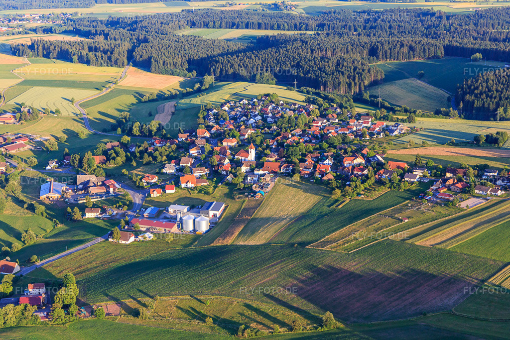 Luftbild: Dorfansicht aus Nordosten im Ortsteil Weiler in Königsfeld im Bundesland Baden-Württemberg in Deutschland. Foto: IMG_148715.jpg vom 27.06.2025 durch Werner Riehm/FLY-FOTO.de