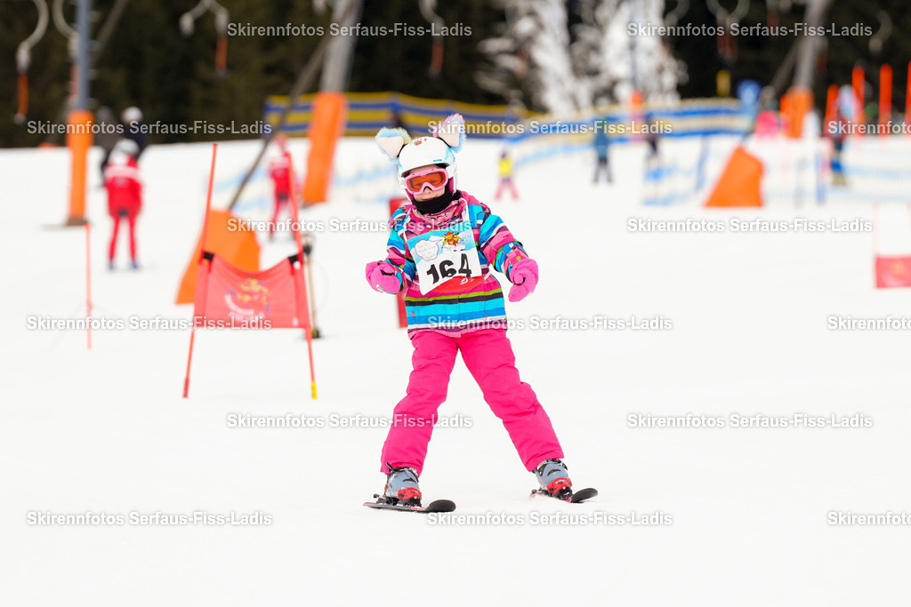 SRF_02.01.2026_0170 | Skirennfotos,Serfaus,Fiss,Ladis,Kinderskirennen,Winter,Tirol,Oberland,skirace,SFL,feelfree,weil wir's genießen,ski,Ski,skifahren,Sonnenplateau, - Realisiert mit Pictrs.com