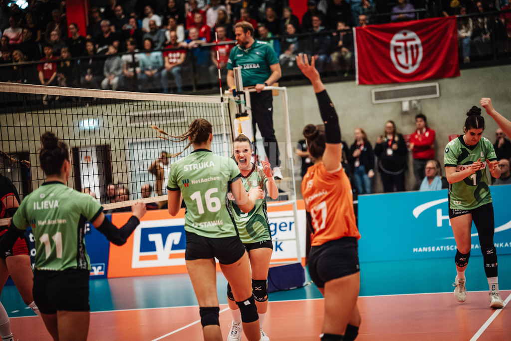 Volleyball | Frauen | Saison 2025/2026 | Volleyball Bundesliga | ETV Hamburger Volksbank Volleys vs. Ladies in Black Aachen | 29.10.2025 | Aachen jubelt, v.l. Tsvetelina Ilieva (#11, Ladies in Black Aachen), Karmena Struka (#16, Ladies in Black Aachen), Corina Glaab (#5, Ladies in Black Aachen), Kacey Jost (#17, Ladies in Black Aachen) und Celine Jebens (#1, Ladies in Black Aachen)