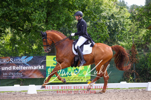 DKP41298 | Turnierfotos kaufen im Webshop von Daniel Kuhl Photography – entdecke professionelle Reitsportfotos aus Turnieren & Events. Hochwertige Turnierbilder online bestellen & sichern. Jetzt Fotos von Reitsportturnieren kaufen!