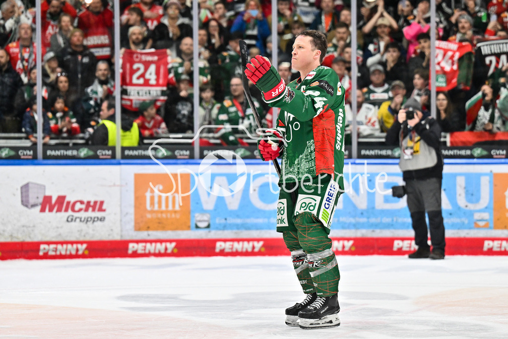 Augsburger Panther - Grizzlys Wolfsburg | AUGSBURG, GERMANY - 15. MARCH: im Bild T. J. TREVELYAN (Augsburger Panther 24) / Einzelfoto / Freisteller nach dem Match zwischen den Augsburger Panthern und den Grizzlys Wolfsburg am 52. Spieltag der Penny DEL im Curt Frenzel Stadion / der sich bei den Fans verabschiedet