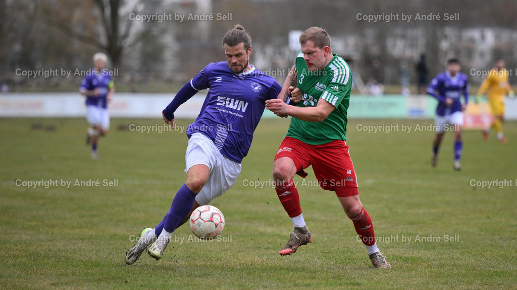 VfR Neumünster vs MTSV Hohenwestedt | Kevin Schulz (VfR #18) / Michael Behnke (MTSV #3) / Fußball-Oberliga Männer 2024/2025 / VfR Neumünster vs MTSV Hohenwestedt / VfR-Stadion / Neumünster / 16.03.25 - Realisiert mit Pictrs.com