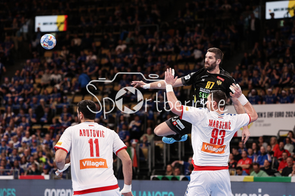 Serbien - Montenegro | Vuko BOROZAN (MNE #87 steht in der Luft und wirft den BAll zu seinem Nebenmann