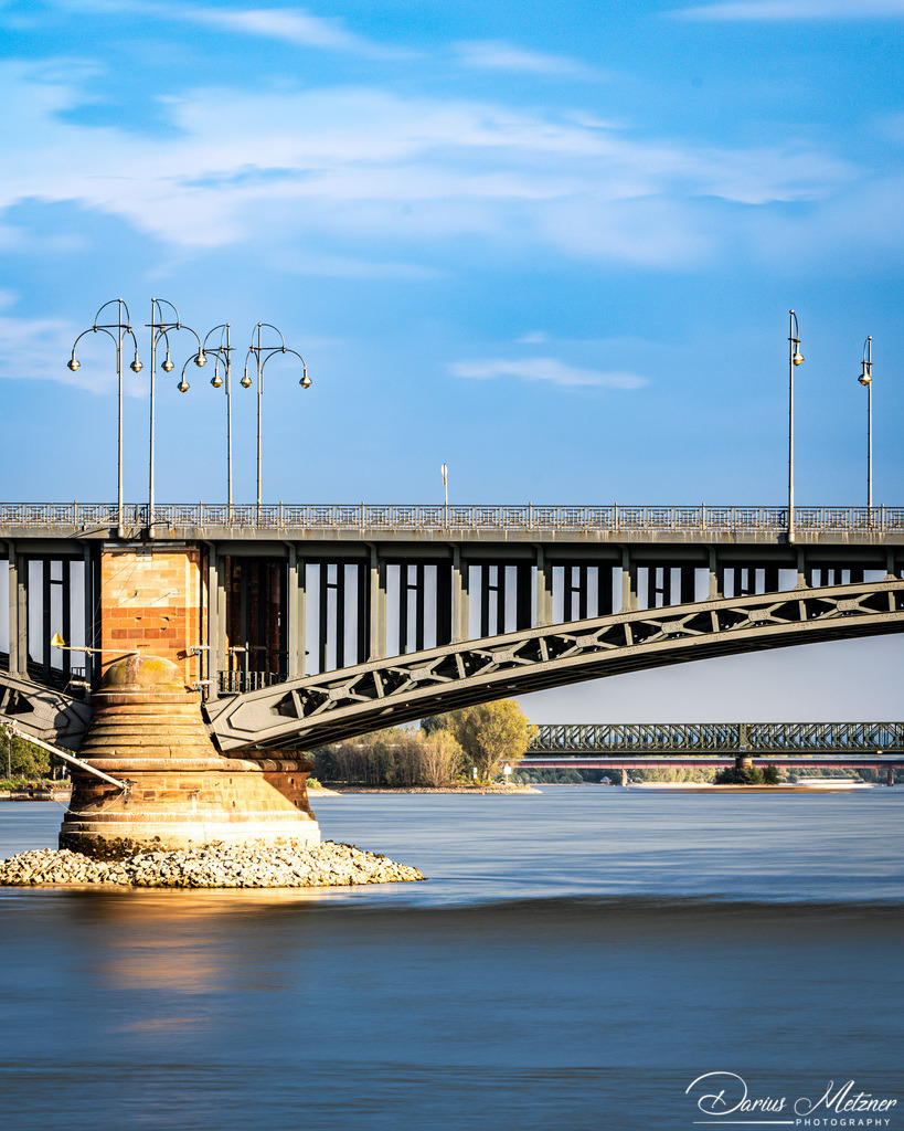 Theodor-Heuss-Brücke in Mainz | Die Theodor-Heuss-Brücke verbindet über den Rhein die Landeshauptstadt Mainz mit dem Ortsbezirk Mainz-Kastel von Wiesbaden. 