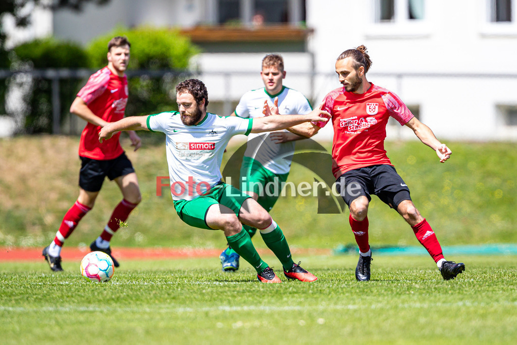 TSV Peißenberg vs Lenggrieser SC | Abstiegs Qualifikationsrunde Kreisliga Gruppe C, TSV Peißenberg vs Lenggrieser SC, 20240504,
Tobias SCHLICK (LSC 9) in Aktion,
2024-05-04 in Peißenberg (Sportplatz Peißenberg)
Johannes JUNGMANN (TSVP 10), Tobias SCHLICK (LSC 9)
Copyright: WolfgangxLindner www.foto-lindner.de