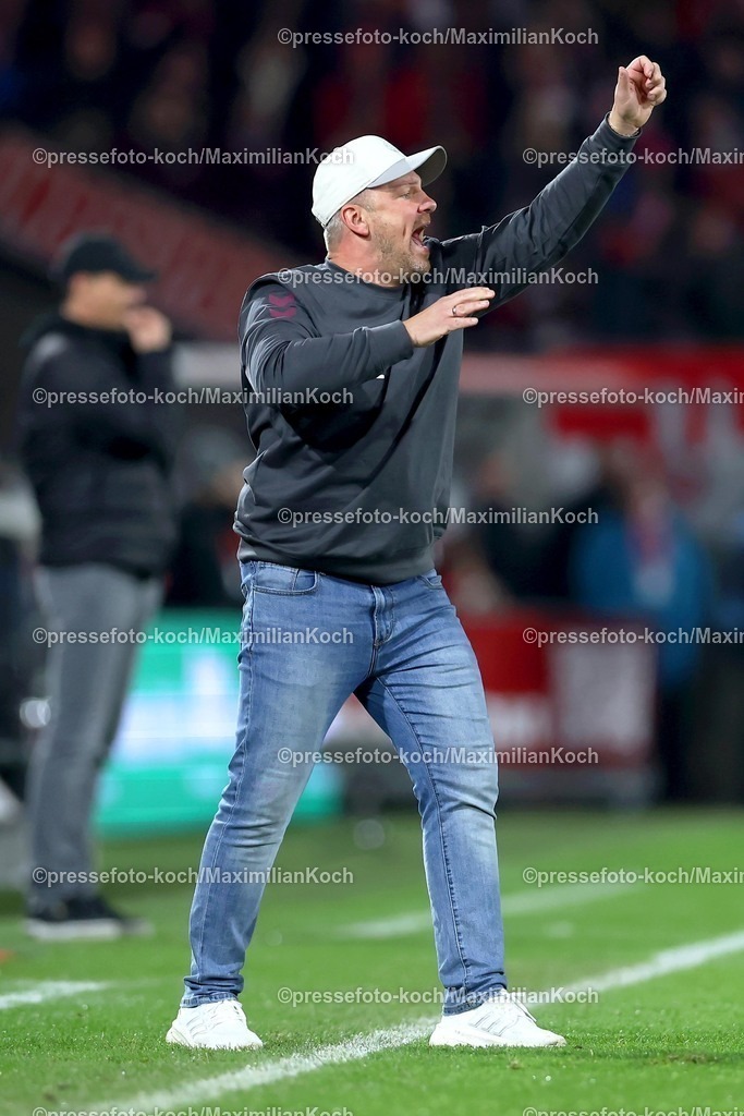 1FC06122501099 | 06.12.2025, Fußball, 1. FC Köln - FC St. Pauli, 1. Fußball Bundesliga, 13. Spieltag, RheinEnergie-STADION, Saison 2025 2026: Cheftrainer Lukas Kwasniok (1FC Koeln #hc) wild gestikulierend am Spielfeldrand   DFB regulations prohibit any use of photographs as image sequences and or quasi-video.