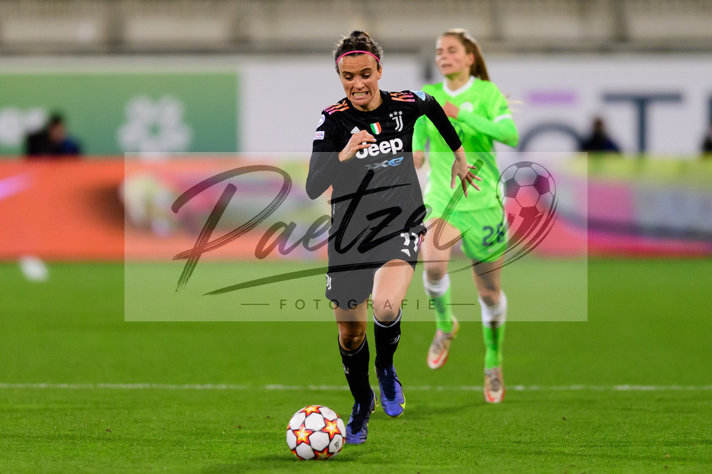 WOBJUV20211118_174 | Fussball, Frauen: Barbara Bonansea (Juventus FC) in Aktion, am Ball, Einzelaktion bei dem Spiel der UEFA Women´s Champions League zwischen VfL Wolfsburg und Juventus Turin im AOK-Stadion am 18.11.2021 in Wolfsburg, Deutschland. - Realisiert mit Pictrs.com