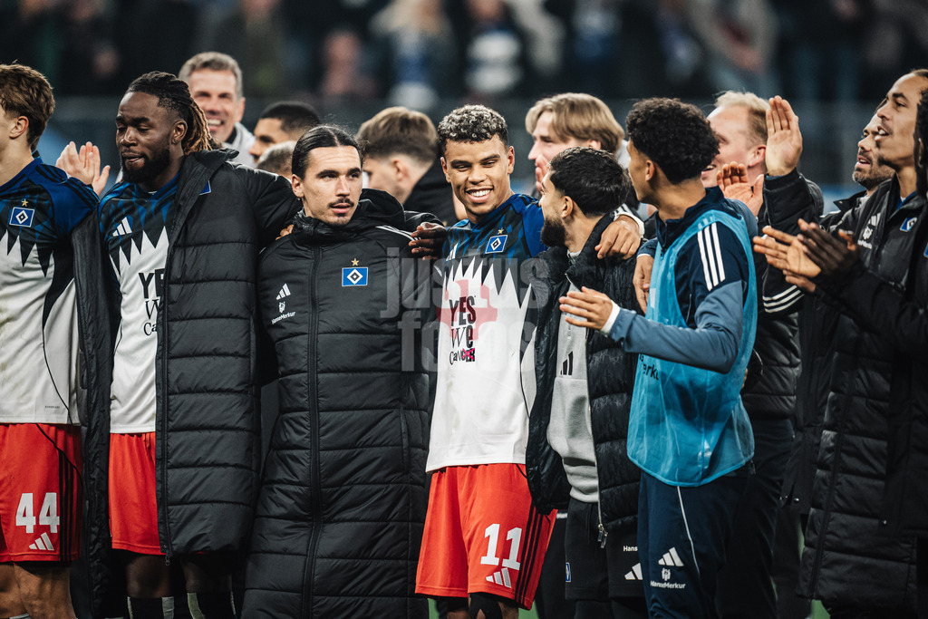 Fußball | Männer | Saison 2025/2026 | 1. Fußball-Bundesliga | 10. Spieltag | Hamburger SV vs. Borussia Dortmund | 08.11.2025 | Der HSV feiert mit den Fans nach dem Spiel, in der Mitte Ransford-Yeboah Königsdörffer (#11, HSV)