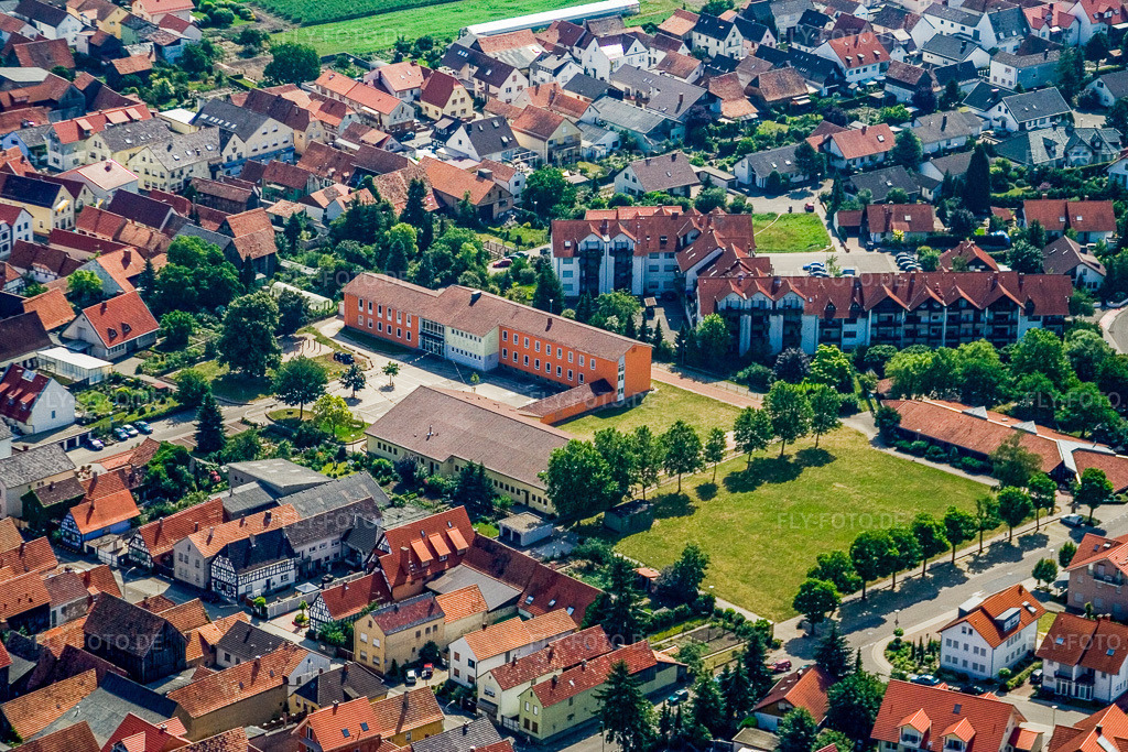 Luftbild: Festhalle und Schule in Rheinzabern im Bundesland Rheinland-Pfalz in Deutschland. Foto: IMG_2817.jpg vom 18.06.2006 durch Werner Riehm/FLY-FOTO.de