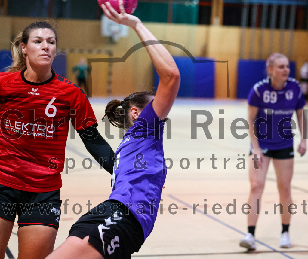 2022-11-05_057_SpVgg_Altenerding_gegen_SpVgg_Erdweg | Erding, Deutschland, 05.11.2022:
Handball, Bezirksoberliga Frauen Altbayern 2022 / 2023, 3. Spieltag, SpVgg Altenerding gegen SpVgg Erdweg, Endergebnis: 27:16

Anna Wallner (SpVgg Erdweg, #6), Julia Kranich (SpVgg Altenerding, #9)

Foto: Christian Riedel / fotografie-riedel.net