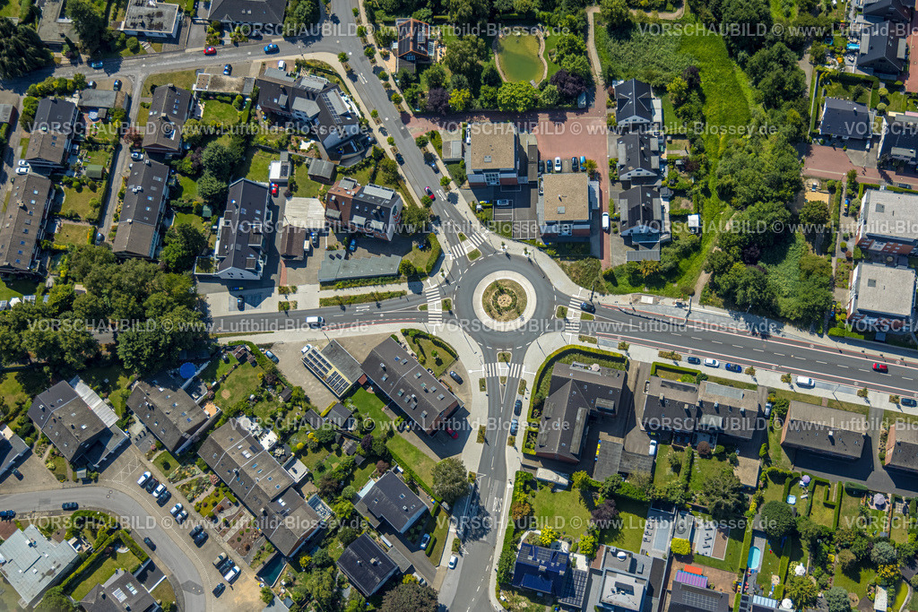 Bottrop250801754Kirchhellen | Luftbild, Kreisverkehr Hackfurthstraße und Dorfheide, Großbaustelle Kirchhellener Ring, Straßenausbau und Neubau Wohnsiedlung Dorfheide und Hackfurthstraße, Kreisverkehr, Kirchhellen, Bottrop, Ruhrgebiet, Nordrhein-Westfalen, Deutschland