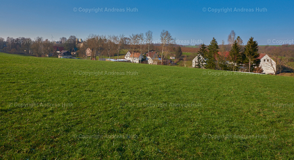 Blick auf das Waldhufendorf Franken von einer landwirtschaftlich genutzten Plateaufläche aus 02 | Bedeutsame Landschaften Deutschlands - Realisiert mit Pictrs.com