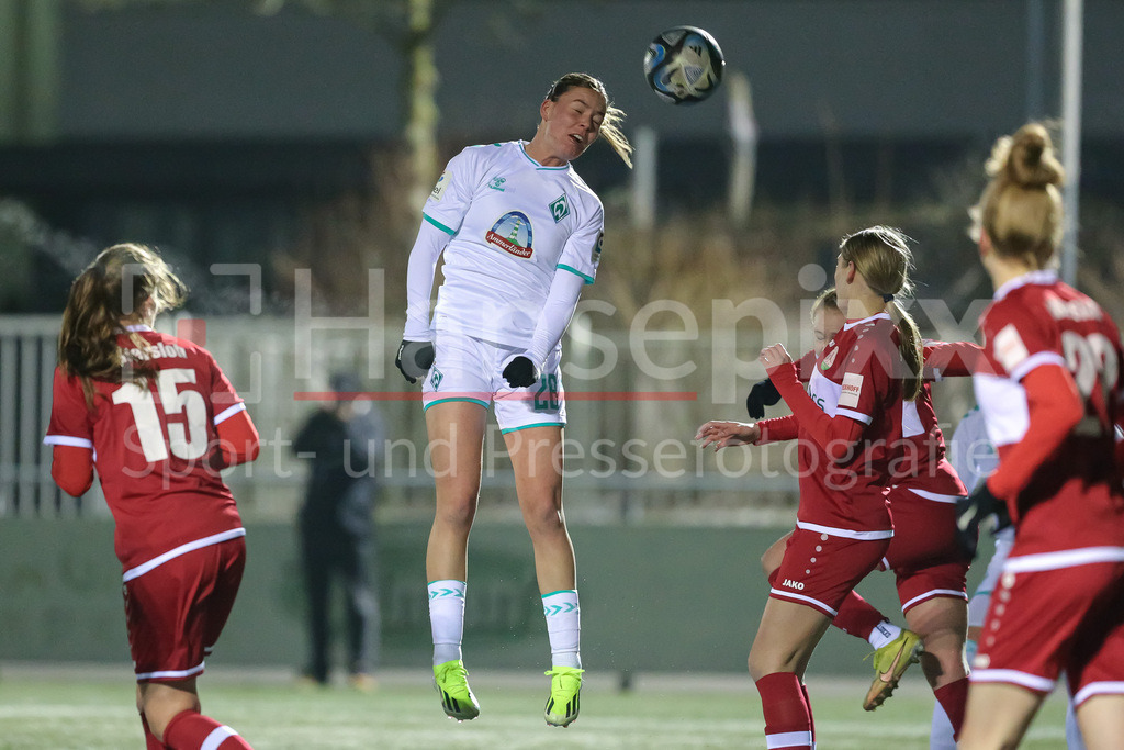 Fussball, Testspiel Frauen, FSV Gütersloh 2009 - SV Werder Bremen | v.li.: Juliane Wirtz (SV Werder Bremen, 28) im Kopfballduell, Kopfball, Zweikampf, Action, Aktion, Spielszene