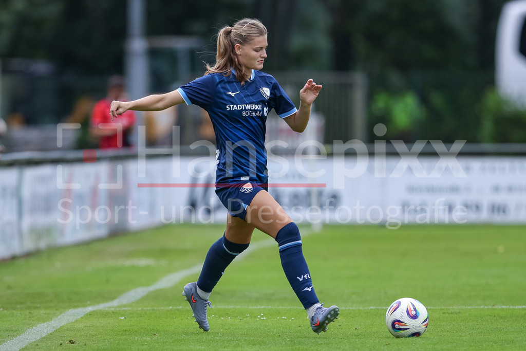 Fussball, Testspiel Frauen, SV Meppen - VfL Bochum | Bente Fischer (VfL Bochum, 3) am Ball, Freisteller, Einzelbild, Ganzkörper, Aktion, Action, Spielszene