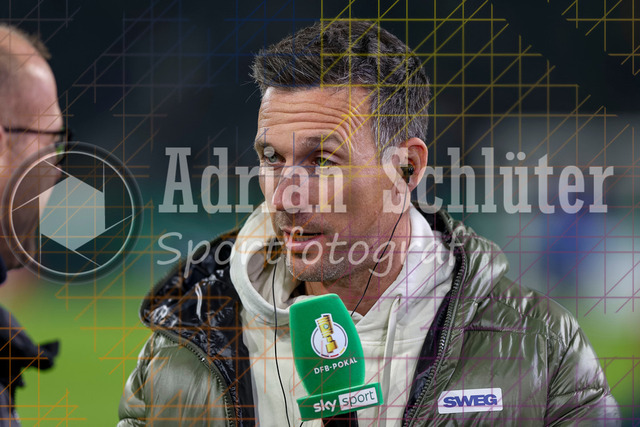 Borussia Mönchengladbach vs Karlsruher SC - DFB-Pokal 2. Runde | Mönchengladbach, Deutschland, 28.10.25:   Trainer Christian Eichner im Interview waehrend des Spiels der DFB-Pokal 2. Runde zwischen Borussia Mönchengladbach vs Karlsruher SC im Stadion im Borussia Park(Foto von Brauer-Fotoagentur / Adrian Schlueter)