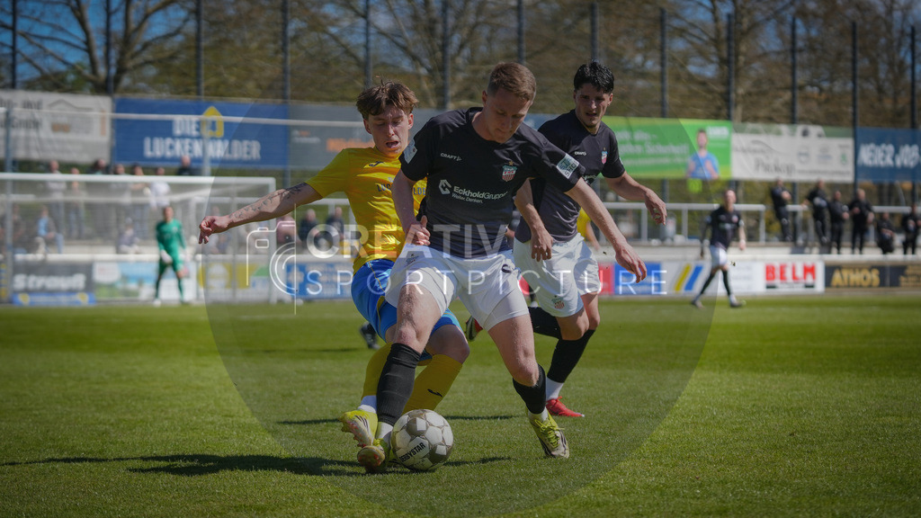 FFußball, Herren, Saison 2025/2026, Regionalliga Nordost, 31. Spieltag, FSV 63 Luckenwalde vs. FSV Zwickau, Sonntag 26.04.2026, Werner-Seelenbinder-Stadion Luckenwalde | Fußball, Herren, Saison 2025/2026, Regionalliga Nordost, 31. Spieltag, FSV 63 Luckenwalde vs. FSV Zwickau, Sonntag 26.04.2026, Werner-Seelenbinder-Stadion Luckenwalde, Im Bild: Tim Schleinitz (l. Luckenwalde) und Daniel Haubner (r. Zwickau) - Realisiert mit Pictrs.com