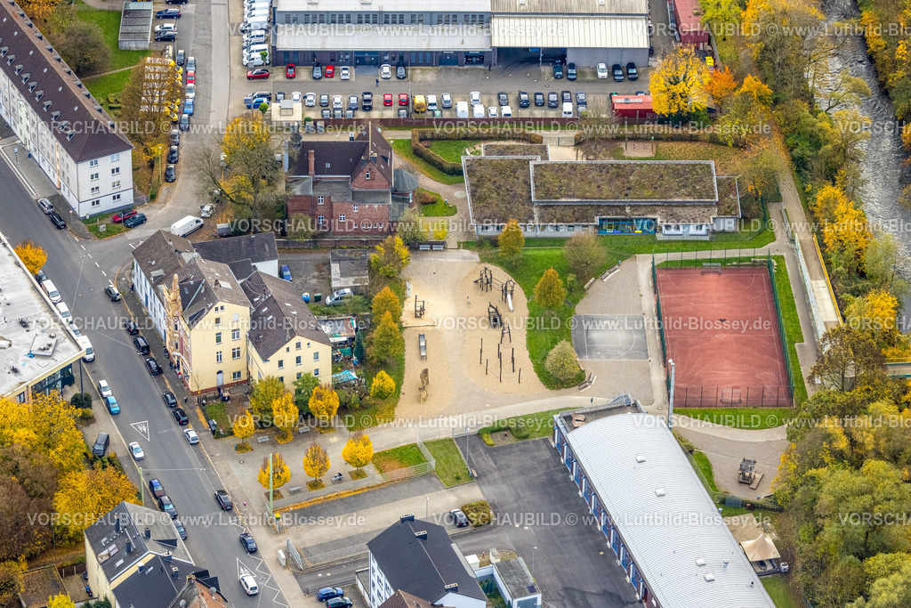 Hagen251101440 | Luftbild, Kinderhaus und Jugendzentrum mit Sportplatz und Spielplatz, herbstliche Bäume, Vorhalle, Hagen, Ruhrgebiet, Nordrhein-Westfalen, Deutschland