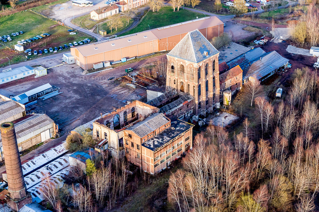 Vue aérienne: Travaux de démolition des systèmes de convoyeurs et des installations du puits de mine de l'ancien chevalement de l'usine de fusion du minerai de fer d'Epinac à Épinac dans le département Saône et Loire, France – .Photo: IMG_105543.jpg prise le 01/04/2018 par Werner Riehm/FLY-FOTO.eu – Résolution de l'original: 4129 x 2753 px