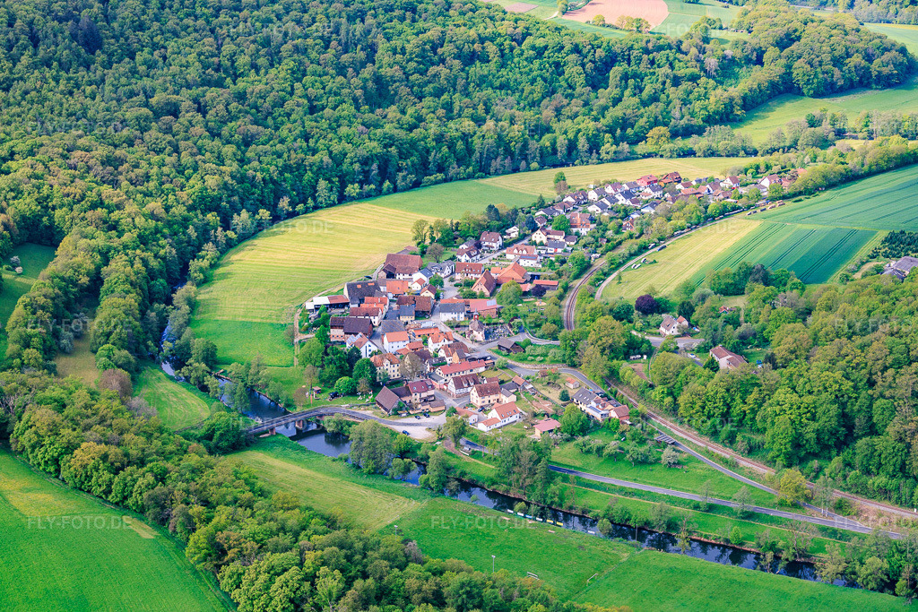 Luftbild: Dorfansicht im Tal der Fränkischen Saale von Nordosten im Ortsteil Morlesau in Hammelburg im Bundesland Bayern in Deutschland.Foto: IMG_156103.jpg vom 03.05.2026 durch Werner Riehm/FLY-FOTO.deAuflösung des Originals: 5851 x 3901 px