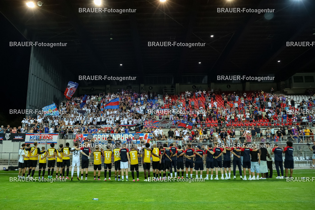 SB_KFCBAU_20250815_6331.JPG -  - KFC Uerdingen - SF Baumberg - Oberliga Niederrhein | Krefeld, Deutschland, 15.08.25: Spieler von KFC Uerdingen feiern mit den Fans während des Oberliga Niederrhein Spiels zwischen KFC Uerdingen - SF Baumberg in der Grotenburg Stadion am 15. August 2025 in Krefeld, Deutschland. (Foto von Stefan Brauer/Brauer-Fotoagentur)