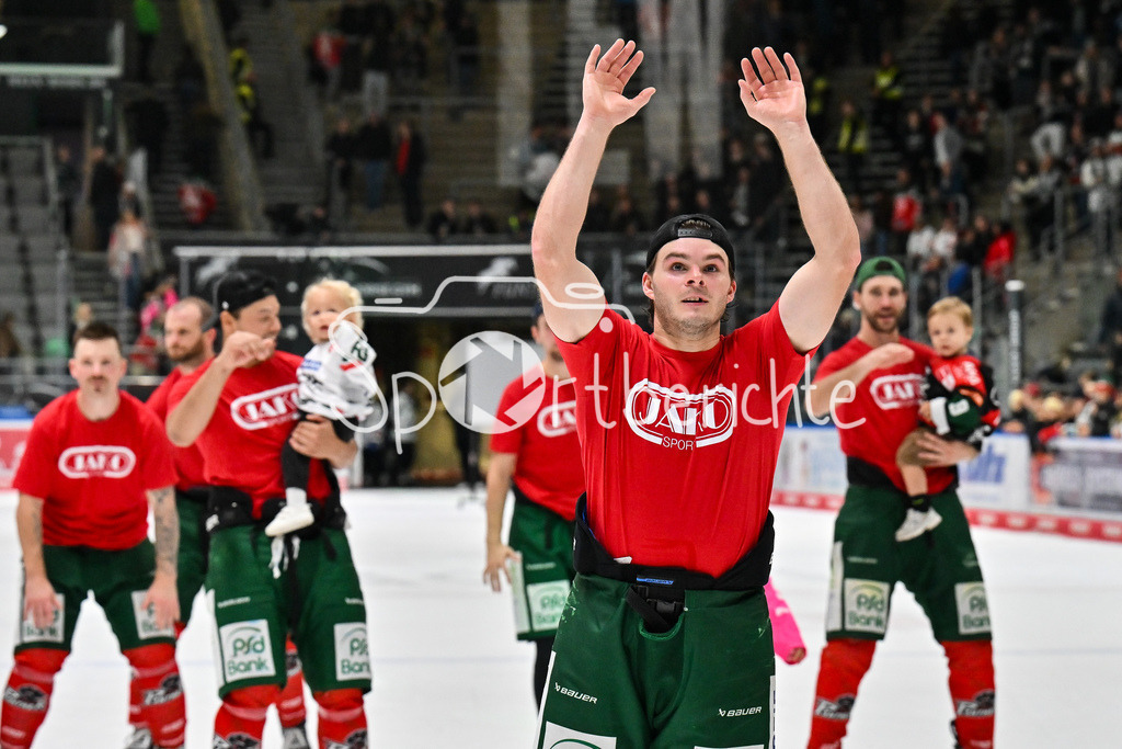 Augsburger Panther - Grizzlys Wolfsburg | Zusammen mit den Fans feiern die Augsburger Panther den Heimsieg gegen Wolfsburg / Jubel / Freudne / happy / DEL: Augsburger Panther - Grizzlys Wolfsburg; Curt Frenzel Stadion am 10.10.2025 / D. J. BUSDEKER (Augsburger Panther 14)