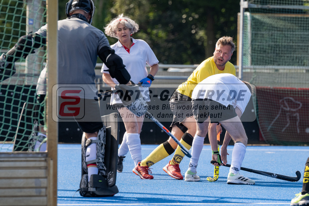 SFE_20240817_0030 | Krefeld, Deutschland, 17.08.2024:  European Cup for Recreational Hockey Players im KTHC Stadion Rot-Weiss Köln Tennis and Hockey Club am 17.08.2024 in Krefeld, Deutschland. (Foto von Stephan Fehrmann)Krefeld, Germany, 17.08.2024: European Cup for Recreational Hockey Players in KTHC Stadion Rot-Weiss Köln Tennis and Hockey Club at 17.08.2024 in Krefeld, Deutschland. (Foto from Stephan Fehrmann)