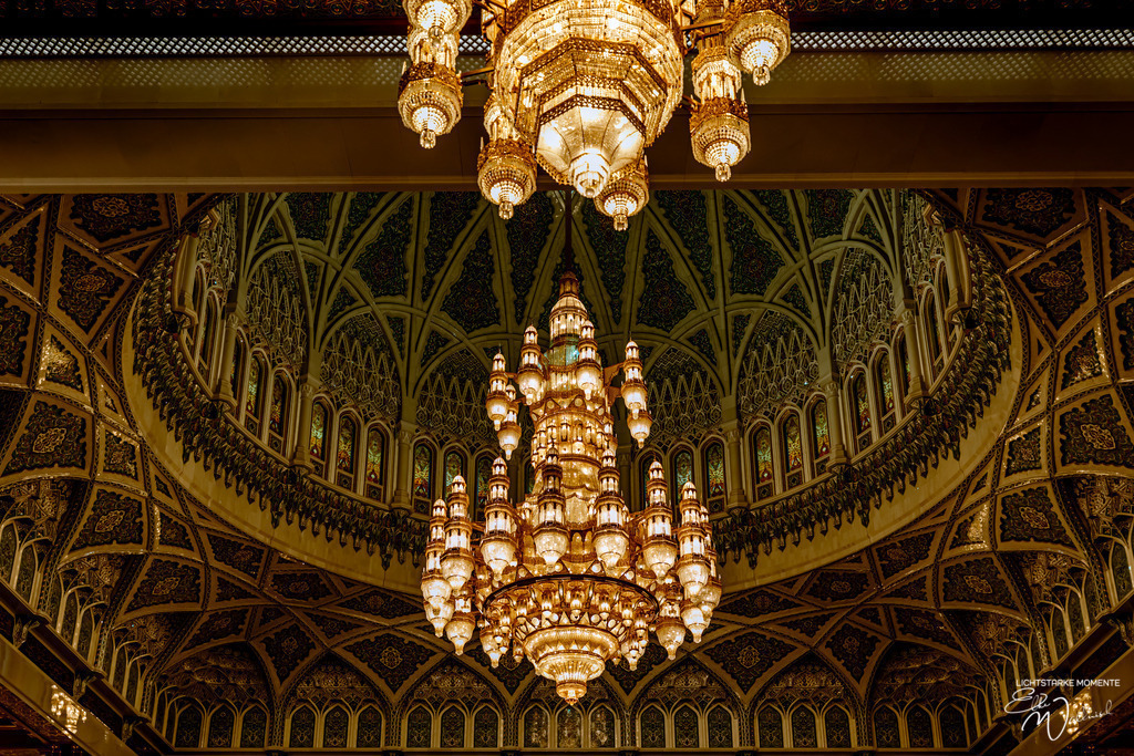 Sultan Qaboos Grand Mosque, Muskat | Herzlich willkommen auf meiner Seite! Ich bin Elke Wallnisch, Deine Fotografin für lichtstarke Momente. Der Name steht für alles, was mich mit der Fotografie verbindet: Das Licht und seine machtvolle Wirkung auf eine Situation oder unsere Stimmung - Realisiert mit Pictrs.com