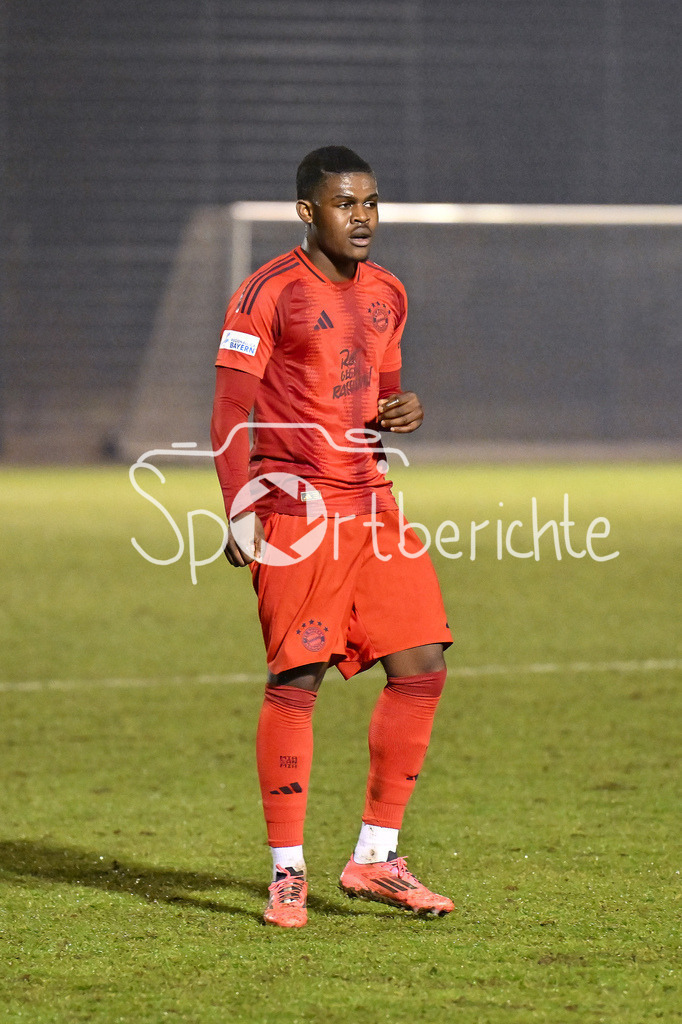 FC Bayern München - TSV Eintracht Karlsfeld  | im Bild Iwisosa UHUNS (FC Bayern München II #14) / Freisteller / Einzelfoto / Testspiel: FC Bayern Muenchen II - TSV Eintracht Karlsfeld, FC Bayern Campus am 11.02.2025