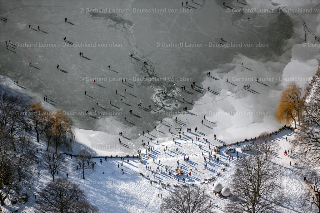 4043956 | MüNSTER 13.02.2021 Spaziergänger und Passanten laufen auf der Eisschicht der zugefrorenen Uferbereiche der See - Oberfläche des Aasee im Ortsteil Pluggendorf in Münster im Bundesland Nordrhein-Westfalen, Deutschland. // Wintry snowy strollers and passers-by walk on the ice sheet of the frozen bank areas of the lake - surface of Aasee in the district Pluggendorf in Muenster in the state North Rhine-Westphalia, Germany. Foto: Gerhard Launer