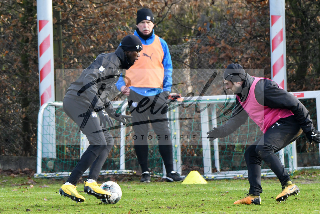 20200126_TRAOSN_0049 | Fußball, Herren: Assan Ceesay (VfL Osnabrück) und Konstantin Engel (VfL Osnabrück) im Zweikampf beim Training des VfL Osnabrück am 26.01.2020 im Sportpark Illoshöhe in Osnabrück, Deutschland.(Foto von Nico Paetzel) - Realisiert mit Pictrs.com