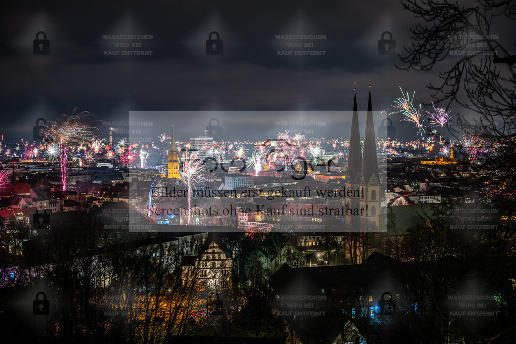 Feuerwerk über der Stadt – Silvesternacht in voller Farbenpracht | Die Skyline der Stadt erleuchtet in tausend Farben: Ein Meer aus Feuerwerken zieht sich über die Dächer und Türme – festlich, energiegeladen und voller Leben.Dieses Foto fängt den besonderen Zauber der Silvesternacht ein, in der der Himmel selbst zum Kunstwerk wird.Ein Bild, das Freude, Aufbruch und Feierlaune versprüht – perfekt als leuchtender Blickfang für jeden Raum. - Realisiert mit Pictrs.com