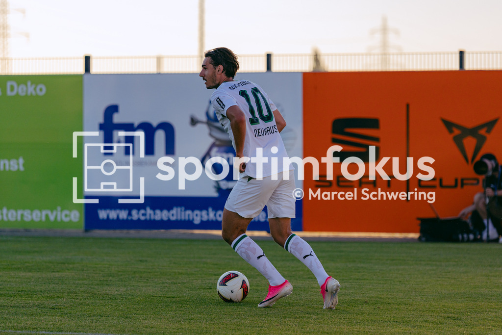 SSVg Velbert 02 – Borussia Mönchengladbach | Florian Neuhaus (Borussia Mönchengladbach) am Ball. Testspiel zwischen der SSVg Velbert 02 und Borussia Mönchengladbach in Velbert, 12.08.2026. Endstand: 0:8. sportimfokus / Marcel Schwering - Realisiert mit Pictrs.com