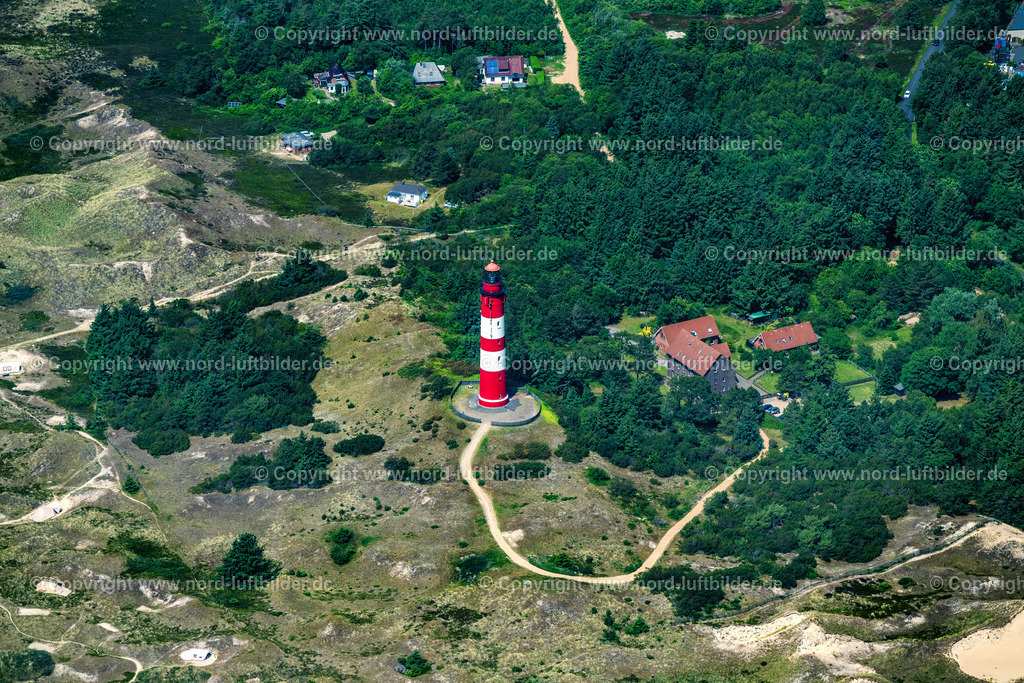 Amrum_Leuchtturm_ELS_3969130625 | NEBEL 13.06.2025 Leuchtturm als historisches Seefahrtszeichen im Küstenbereich der Nordsee in Wittdün auf Amrum im Bundesland Schleswig-Holstein. // Lighthouse as a historic seafaring character in the coastal area of the North Sea in Wittduen auf Amrum in the state Schleswig-Holstein. Foto: Martin Elsen