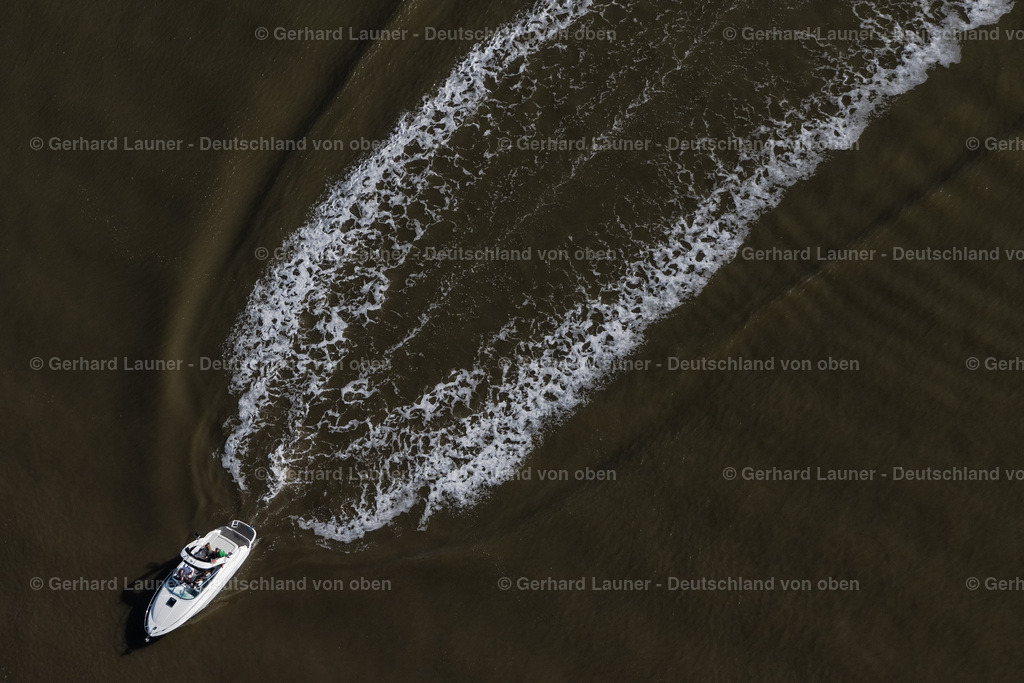 4030381 | BREMERHAVEN 01.06.2020 Motorboot - Schnellboot in Fahrt auf der Weser im Ortsteil Mitte-Süd in Bremerhaven im Bundesland Bremen, Deutschland. // Motorboat - speedboat in motion auf of Weser in the district Mitte-Sued in Bremerhaven in the state Bremen, Germany. Foto: Gerhard Launer