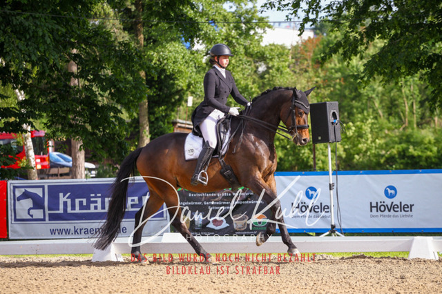 DKP41653 | Turnierfotos kaufen im Webshop von Daniel Kuhl Photography – entdecke professionelle Reitsportfotos aus Turnieren & Events. Hochwertige Turnierbilder online bestellen & sichern. Jetzt Fotos von Reitsportturnieren kaufen!