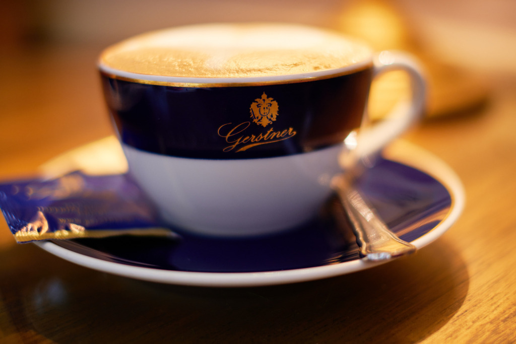 Gerstner K.u.K. Hofzuckerbäcker | WIen, Austria - August 20, 2021; Gerstner K.u.K. Hofzuckerbäcker; leere Tasse mit Gerstner Logo steht auf dem Tisch. - Realisiert mit Pictrs.com