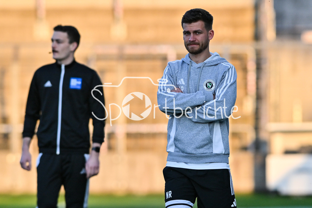FC Bayern Amateure - SpVgg Ansbach | MUNICH, GERMANY - 17. APRIL: im Bild Niklas REUTELHUBER Trainer SpVgg Ansbach / Einzelfoto / Freisteller während dem Match zwischen den Amateuren des FC Bayern München und der SpVgg Ansbach am 29. Spieltag der Regionalliga Bayern im Grünwalder Stadion