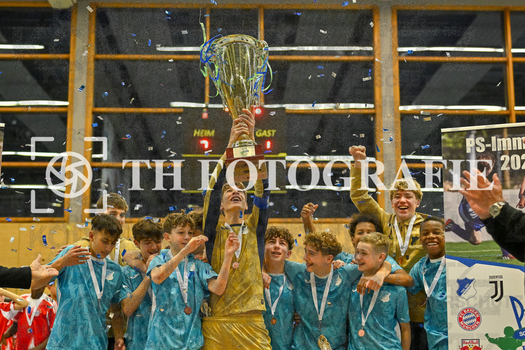 GER, TSG Hoffenheim - FC Bayern, Fussball, U14 Hallenturnier, PS-Immo-Cup 2026, 18.01.2026 | Siegerfoto TSG Hoffenheim