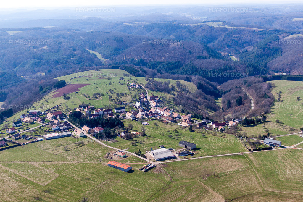 Aerial view: Agricultural fields and arable land in Liederschiedt in the state Moselle, France. – Photo: IMG_38453.jpg taken on 03/20/2011 by Werner Riehm/FLY-FOTO.com – Resolution of the original: 4752 x 3168 px