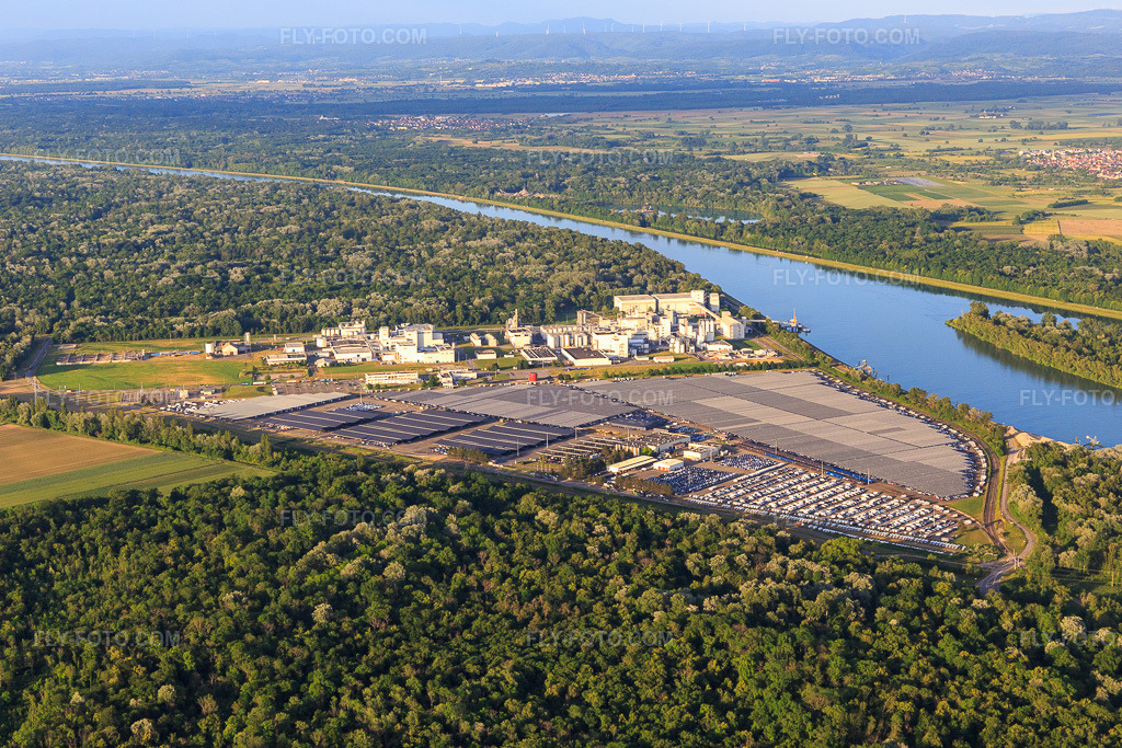 Aerial view: Zone Industrielle et Portuaire with industrial facilities on the Rhine of Jungbunzlauer SA and TEREOS Starch & Sweeteners Europe in front of the car depot of CEVA Logistics in Marckolsheim in the state Bas-Rhin, France. – Photo: IMG_147383.jpg taken on 05/29/2025 by Werner Riehm/FLY-FOTO.com – Resolution of the original: 5329 x 3553 px – Jungbunzlauer - Your partner for ingredient excellence – Groupe coopératif sucrier français - Tereos – WWW.CEVALOGISTICS.COM