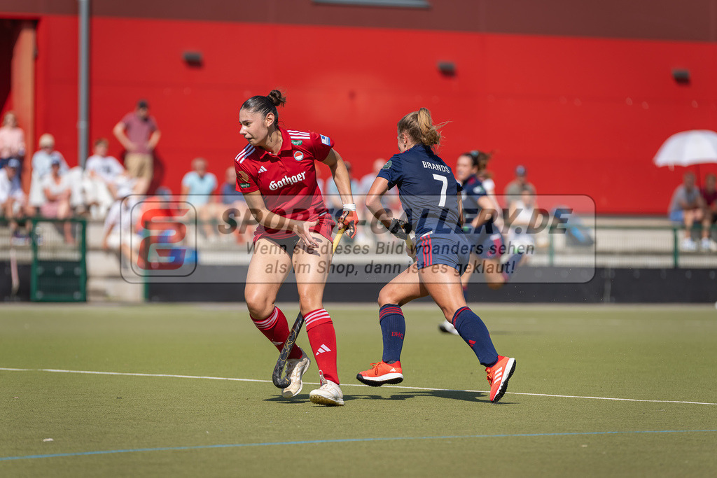 HK_20230910_104041 | 1.Bundesliga Damen Düsseldorfer HC - Rot-Weiss köln  am 10.9.2023 DHC, Düsseldorf , Mabel Brands ( Düsseldorfer HC #7 ) , Fee Mazkour ( Rot-Weiss Köln #24 )