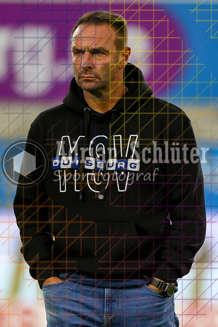 MSV Duisburg vs FC Hansa Rostock - 3. Liga | Duisburg, Deutschland, 03.10.25:   Trainer Dietmar Hirsch (MSV Duisburg) schaut waehrend des Spiels der 3. Liga MSV Duisburg vs FC Hansa Rostock in der schauinsland-reisen-arena(Foto von Brauer-Fotoagentur / Adrian Schlueter)
