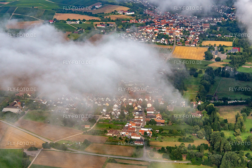 Ortschaft versteckt unter Wolken von Osten | Luftbild: Ortschaft versteckt unter Wolken von Osten im Ortsteil Mühlhofen in Billigheim-Ingenheim im Bundesland Rheinland-Pfalz in Deutschland. Foto: IMG_143019.jpg vom 03.08.2024 durch ©2025 Werner Riehm fly-foto.de/copyright - Realisiert mit Pictrs.com